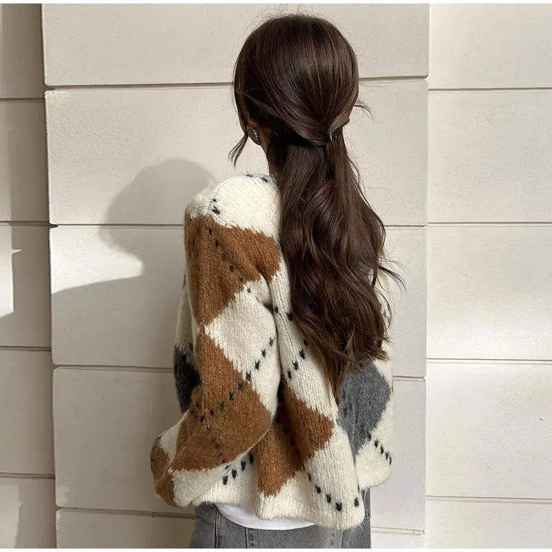 Kaye pletený sveter | pletený sveter s výstrihom do V, gombíkovou légou a károvaným vzorom