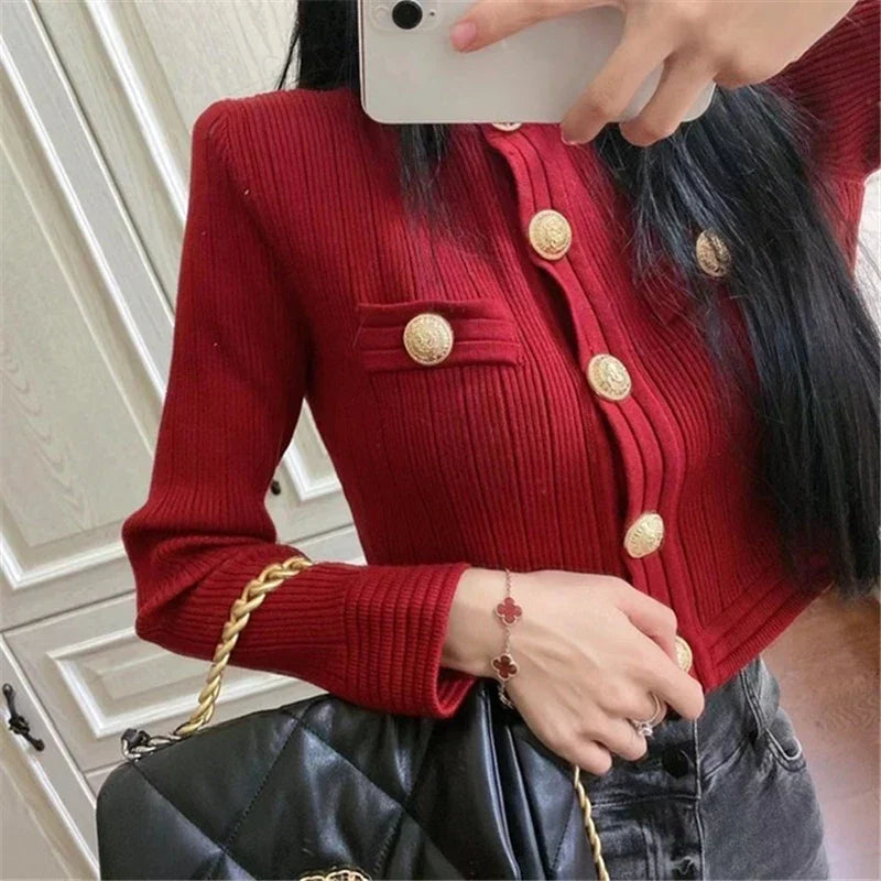 Elegantní pletený svetr se zlatým knoflíkem - Yeira