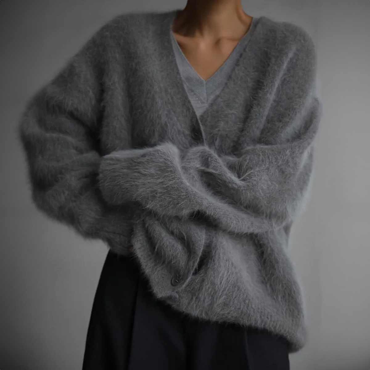 Oversize strikcardigan til damer – Blødt, fluffy stof, dyb V-udskæring og løs pasform