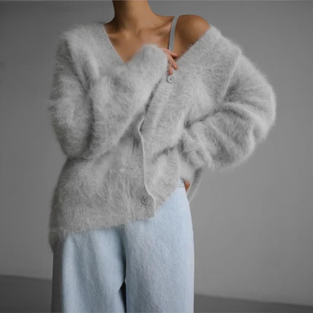 Oversize strikcardigan til damer – Blødt, fluffy stof, dyb V-udskæring og løs pasform