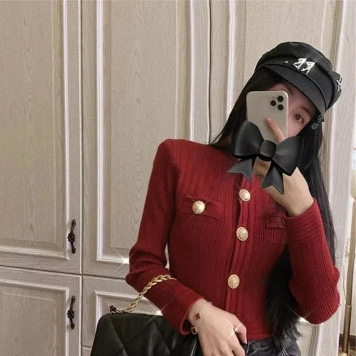 Elegantní pletený svetr se zlatým knoflíkem - Yeira