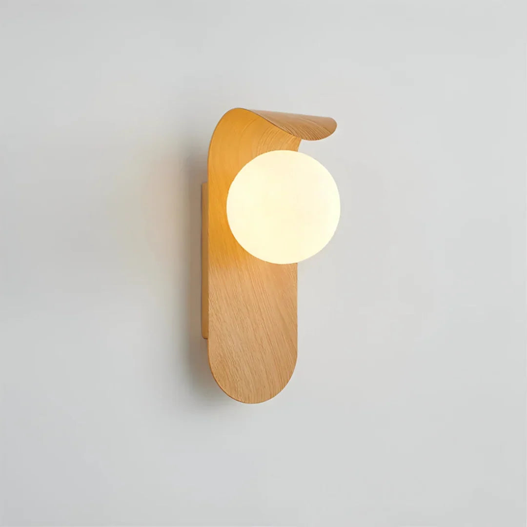 Holz-Wandlampe mit Glaskugel
