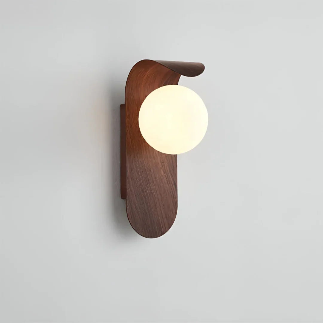 Holz-Wandlampe mit Glaskugel