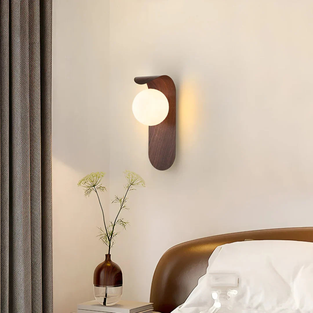 Holz-Wandlampe mit Glaskugel