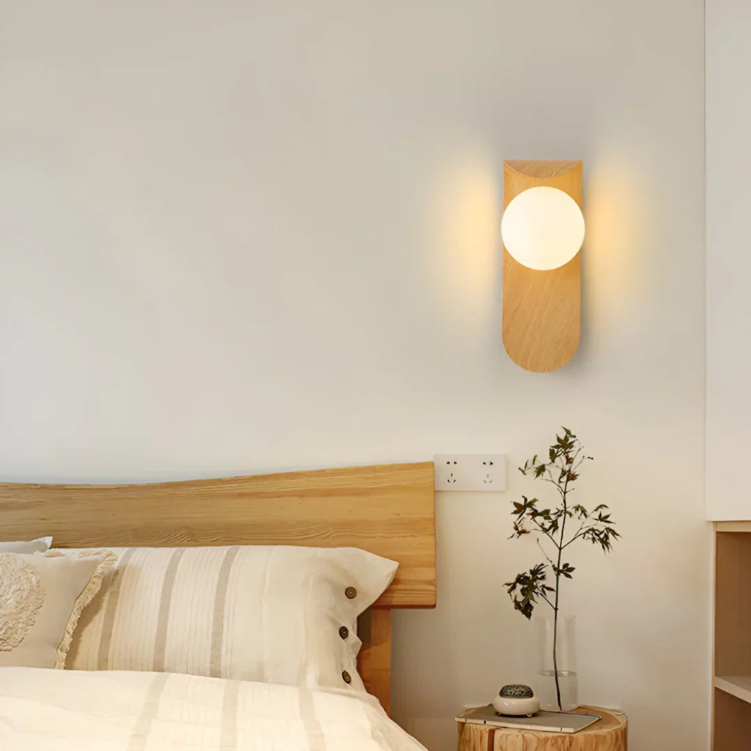 Holz-Wandlampe mit Glaskugel