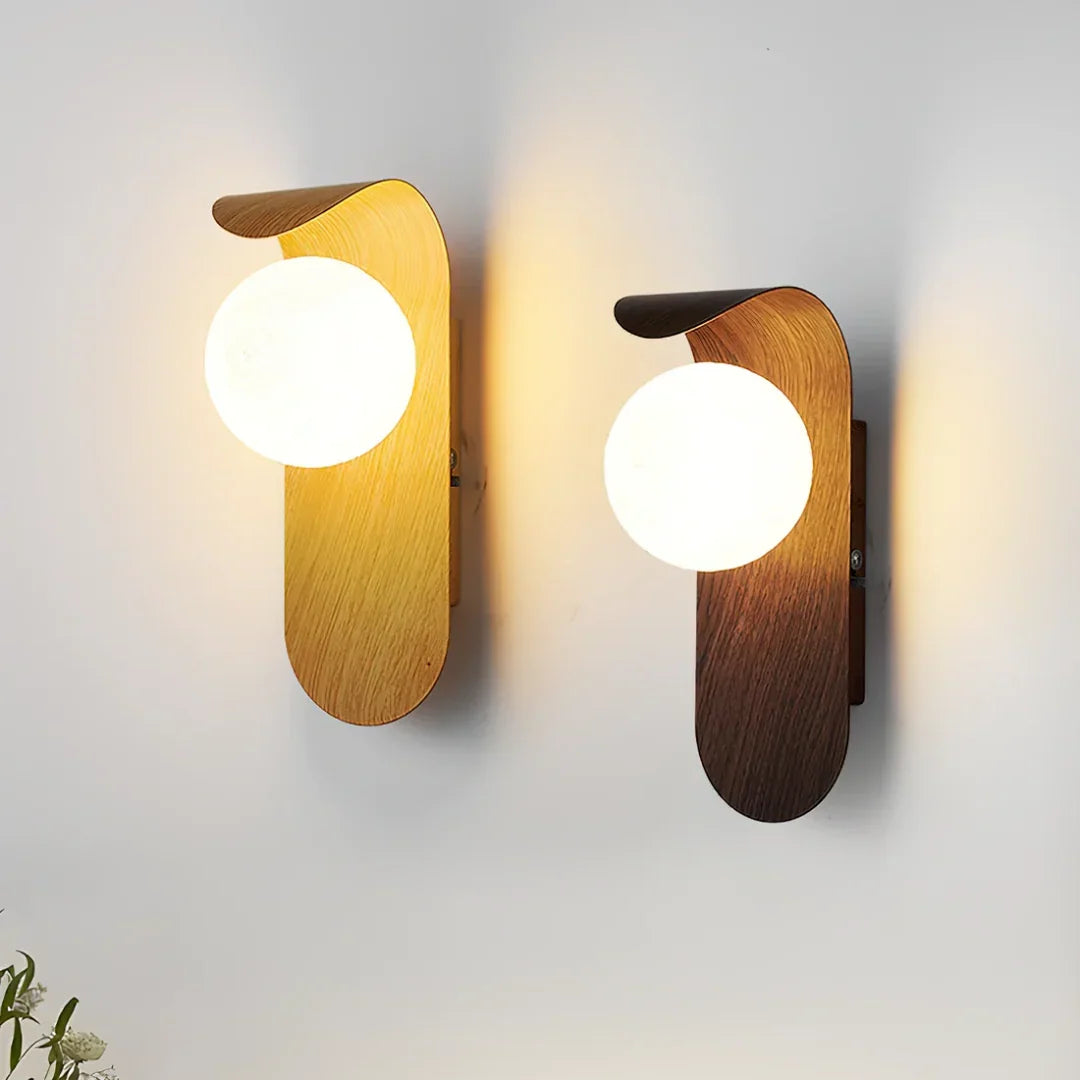 Holz-Wandlampe mit Glaskugel