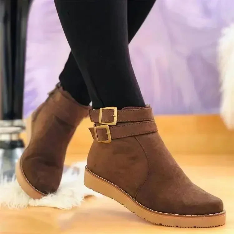 Carlin - Bottes plates en daim sauvage avec boucle