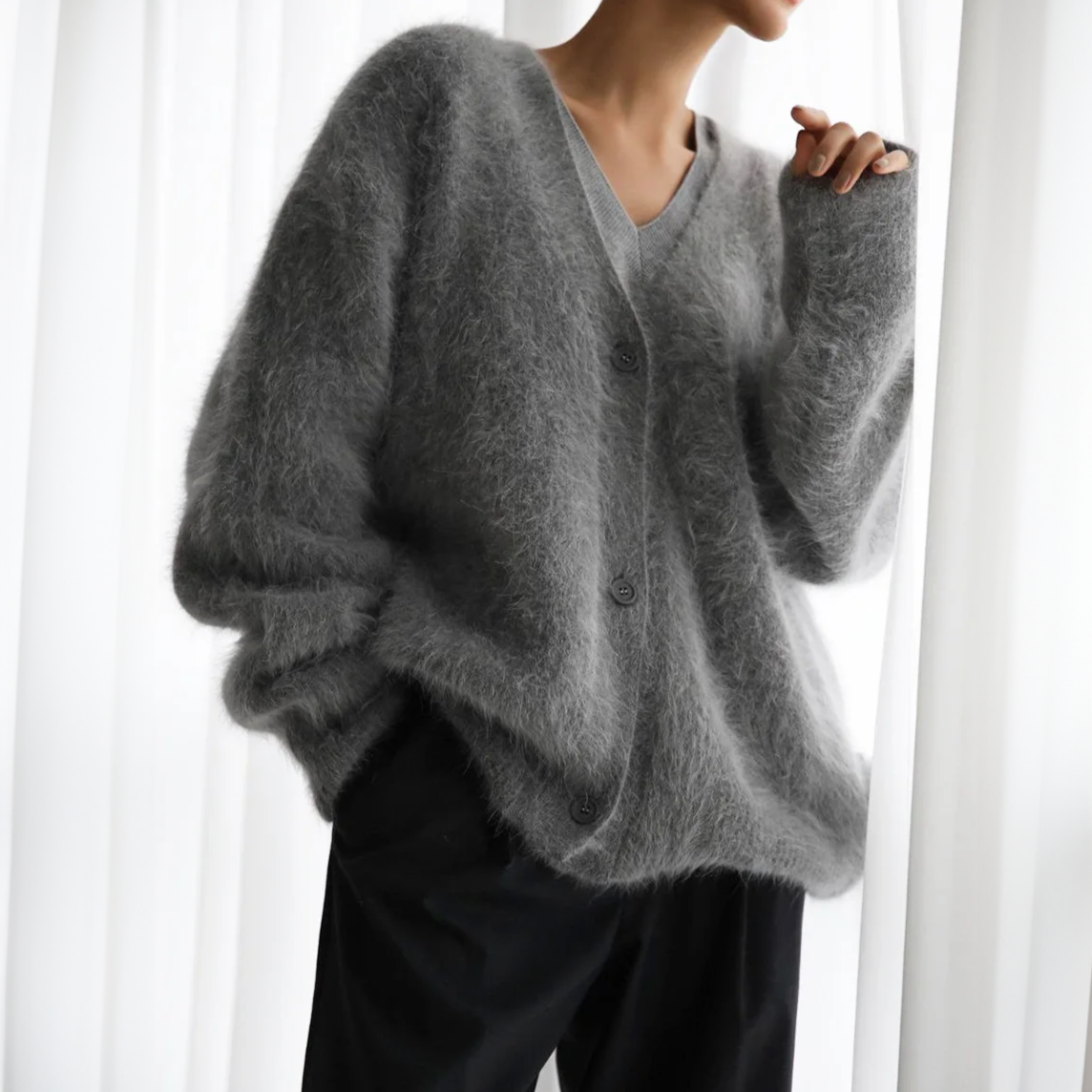 Oversize strikcardigan til damer – Blødt, fluffy stof, dyb V-udskæring og løs pasform