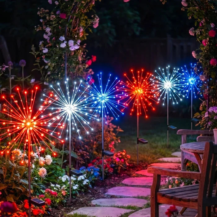 Solarleuchten mit Erdspiess – funkelndes Licht in Rot, Weiss und Blau am Weg