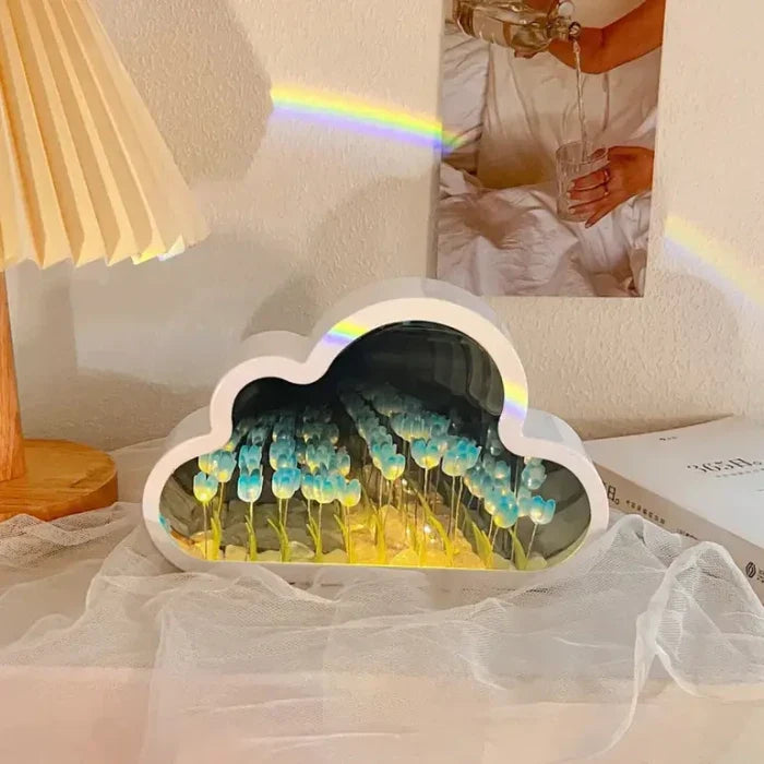 Tulipánová lampa – malá stolná lampa s jemným teplým svetlom v kvetinovom dizajne