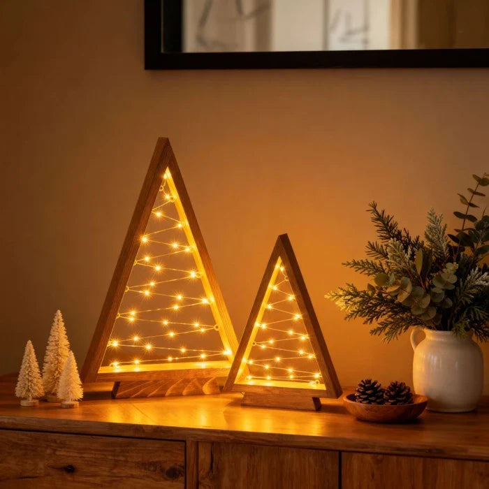 Holz-Weihnachtsbäume – dreieckiges Tischset mit leuchtenden Sternlichtern
