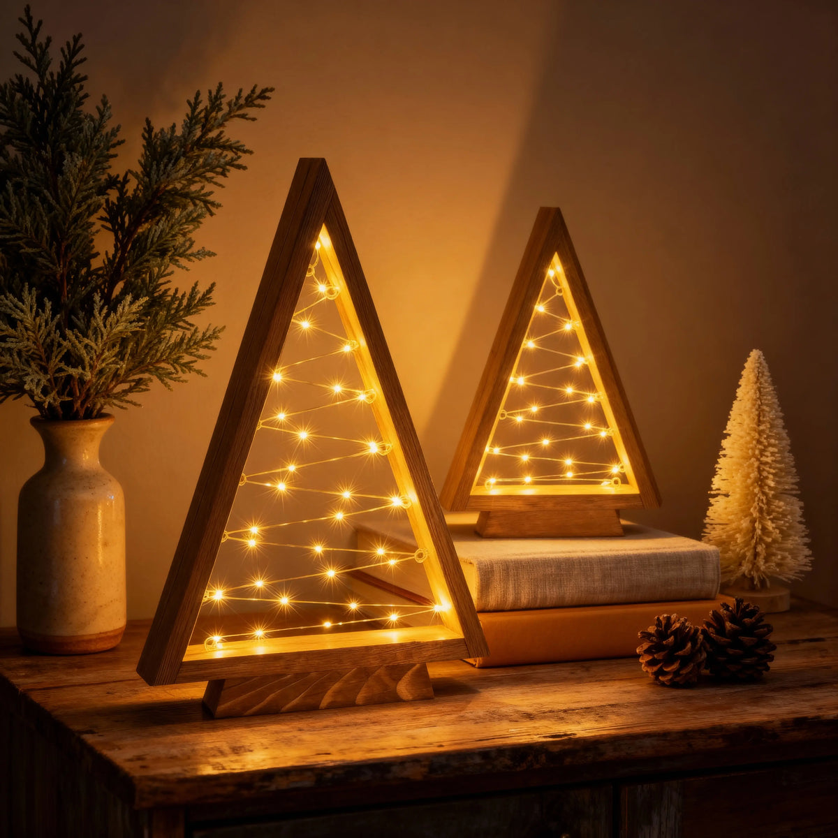 Holz-Weihnachtsbäume – dreieckiges Tischset mit leuchtenden Sternlichtern