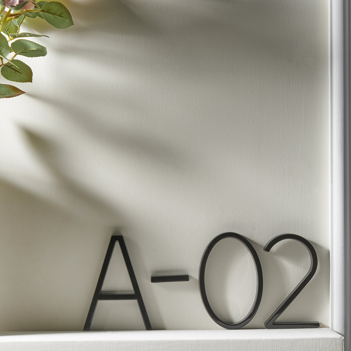 Trilo - Elegant huisnummer van zinklegering met een zwevend design 7