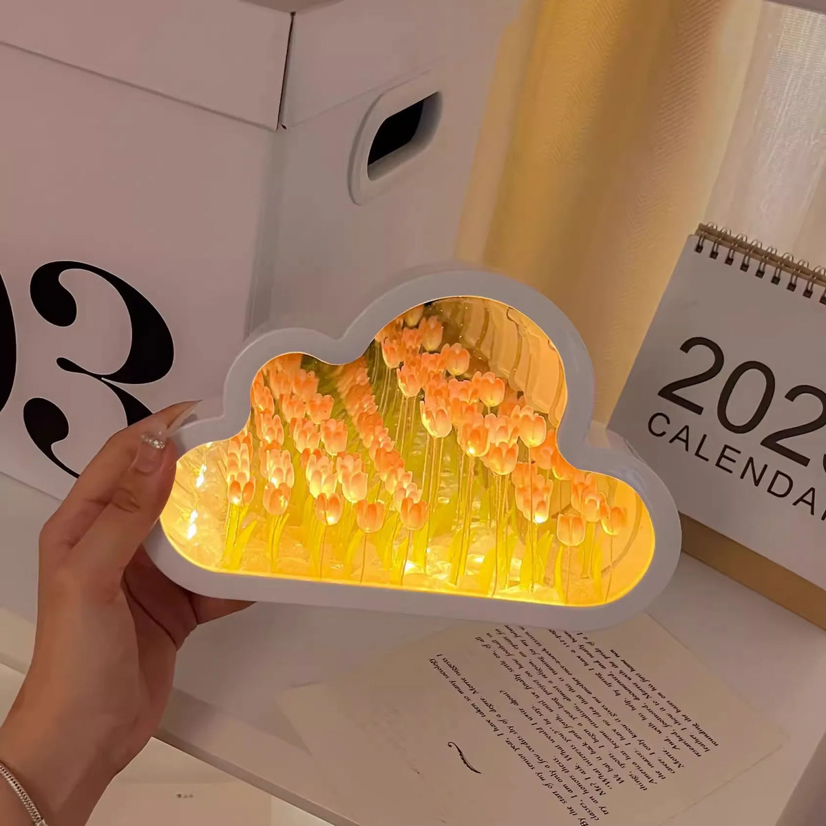 Tulipánová lampa – malá stolná lampa s jemným teplým svetlom v kvetinovom dizajne