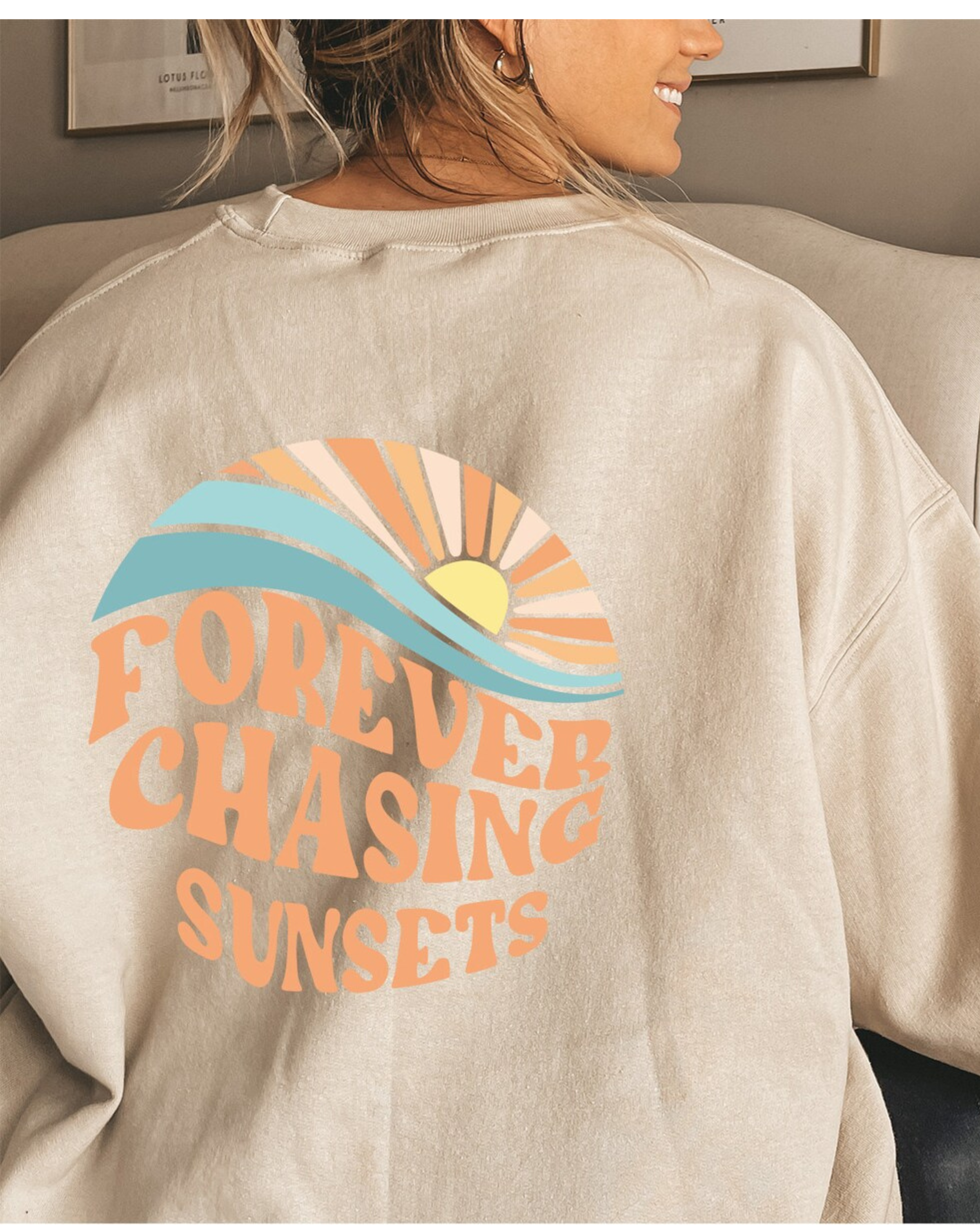 Crewneck trøje Forever Chasing Sunsets | Afslappet rundhalset sweatshirt