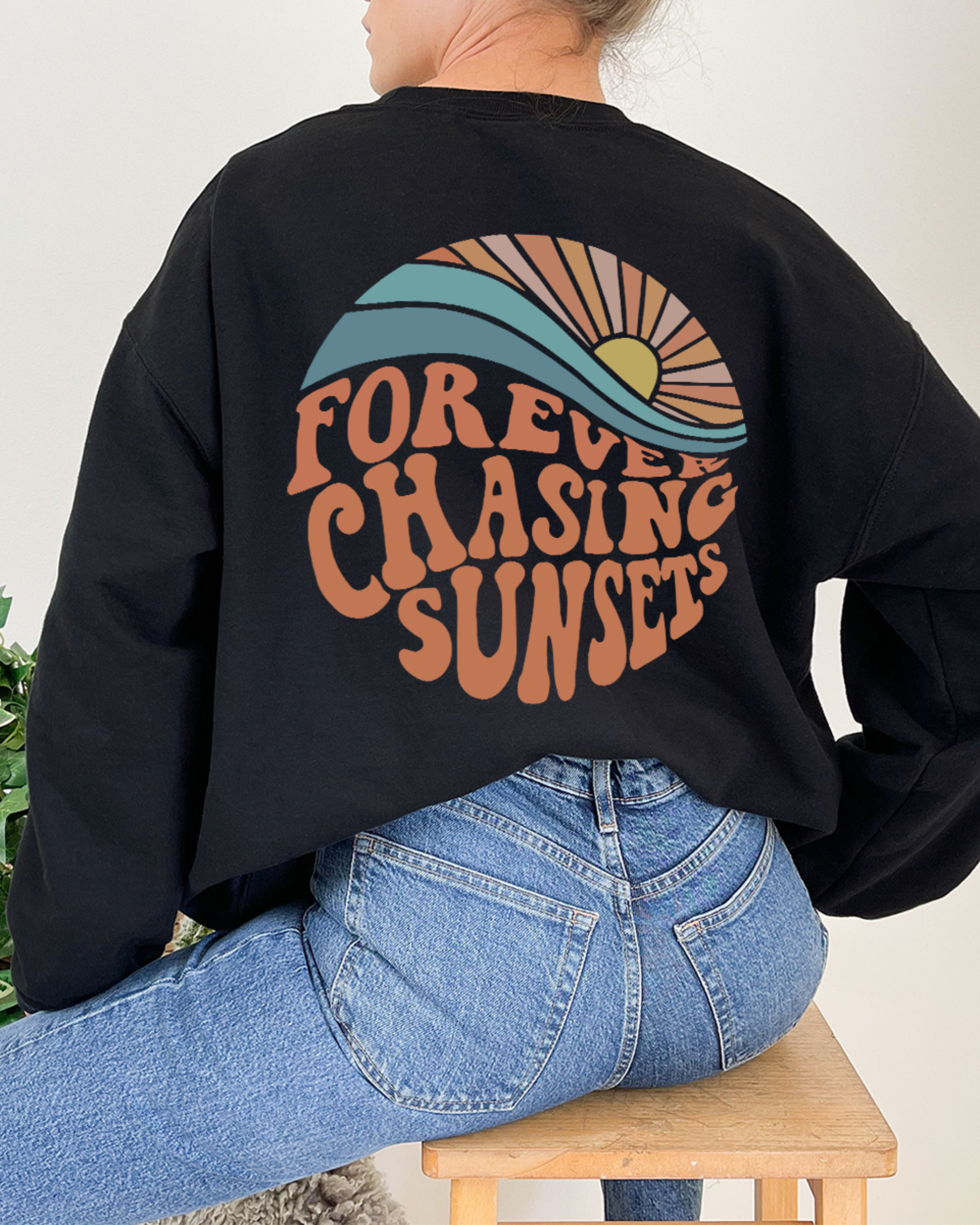 Crewneck trøje Forever Chasing Sunsets | Afslappet rundhalset sweatshirt