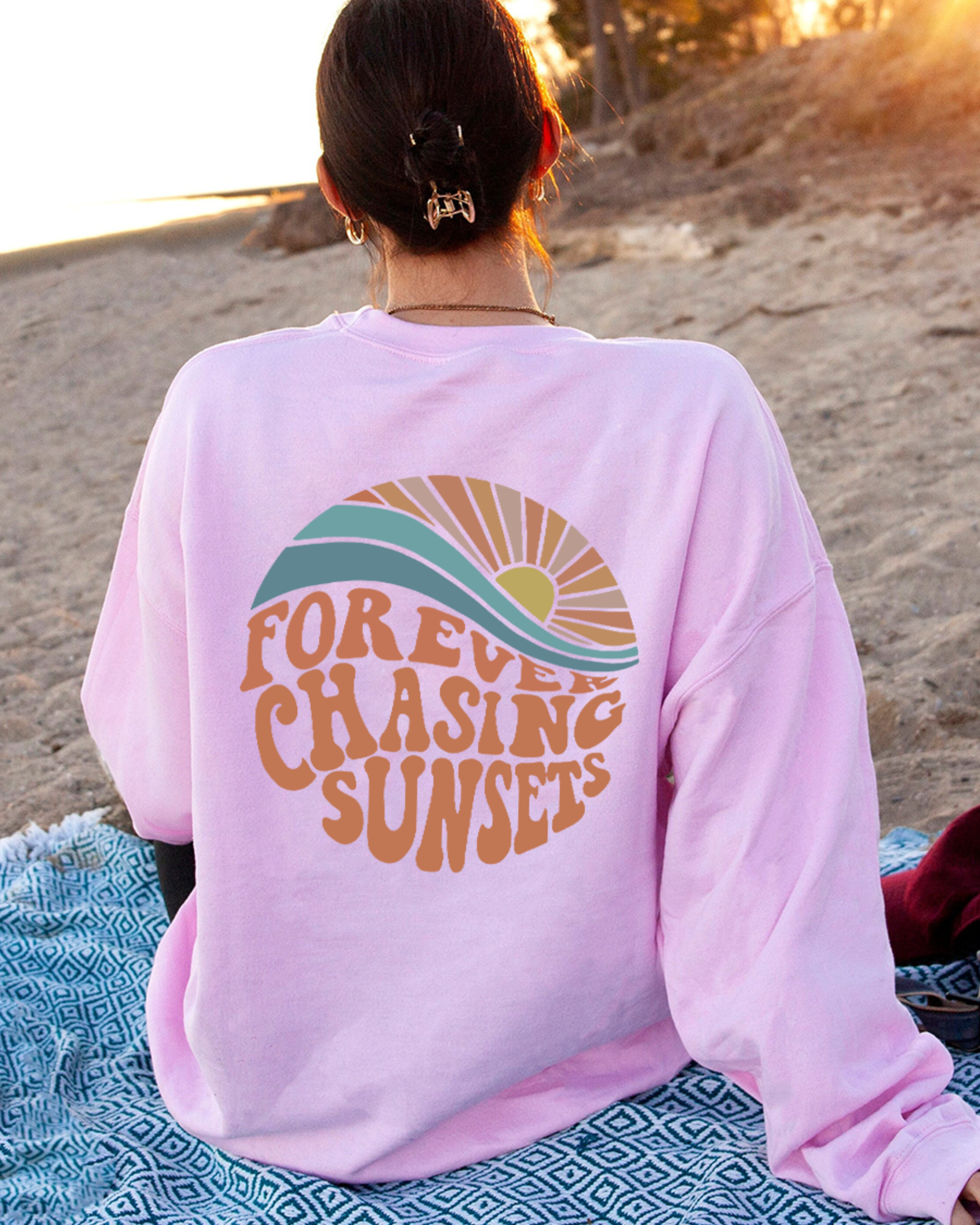 Crewneck trøje Forever Chasing Sunsets | Afslappet rundhalset sweatshirt