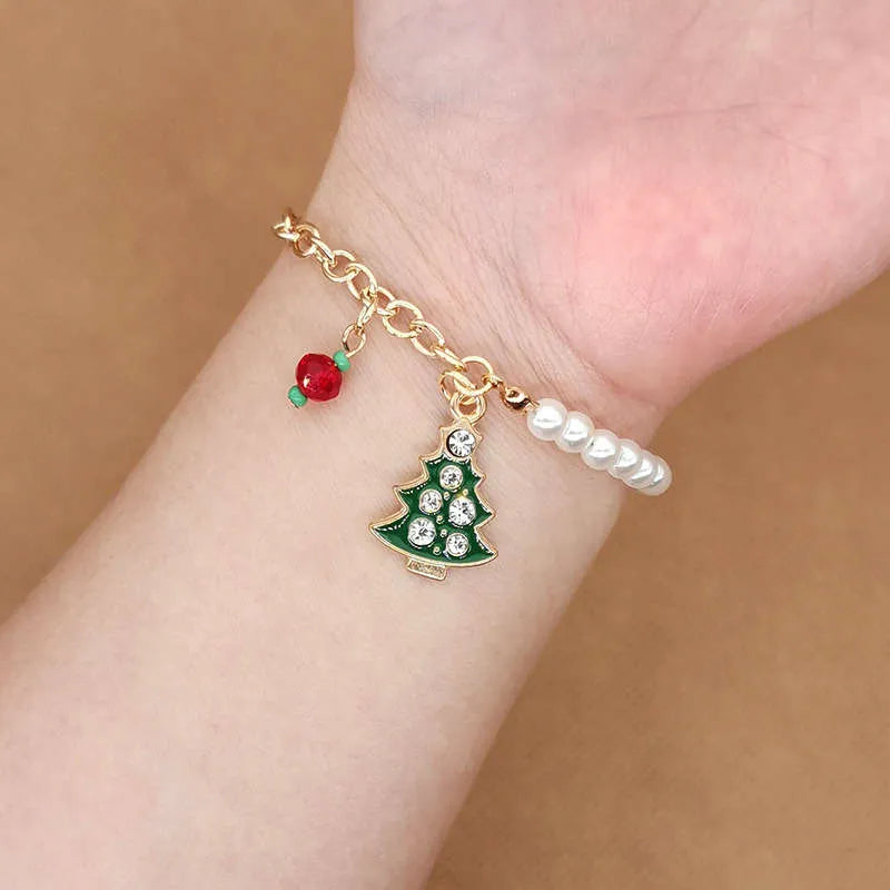 Weihnachtsperlen-Charme-Armband mit festlichen Emaille-Anhängern