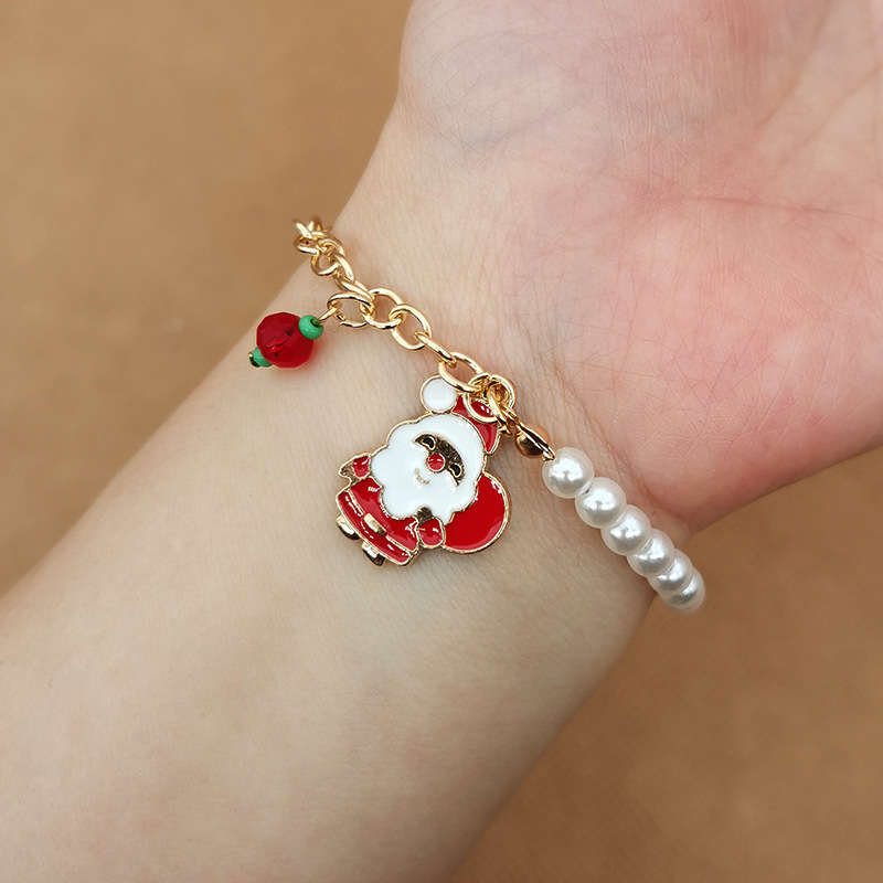 Weihnachtsperlen-Charme-Armband mit festlichen Emaille-Anhängern