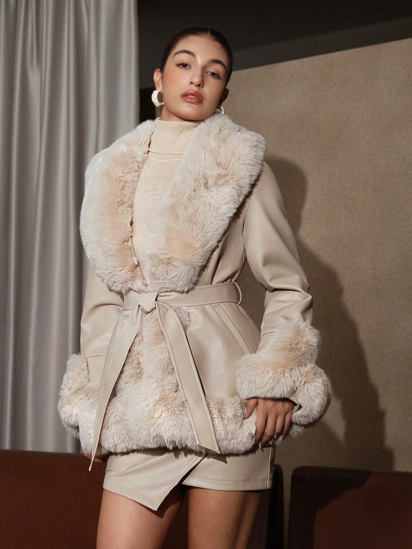 Manteau d'hiver pour femmes avec capuche déperlante en faux-bond