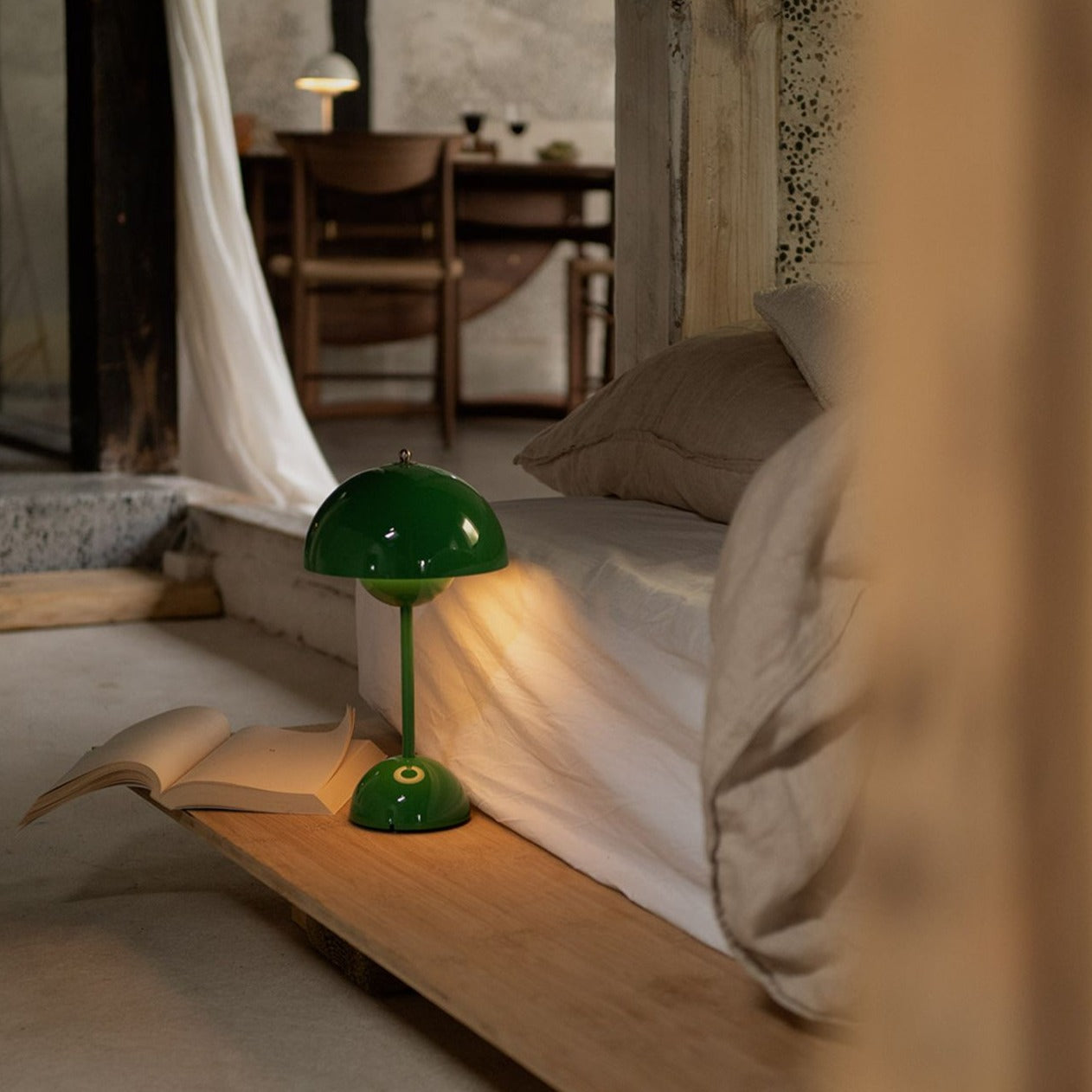 LunarGlow - LED stolní lampa pro atmosférické interiéry