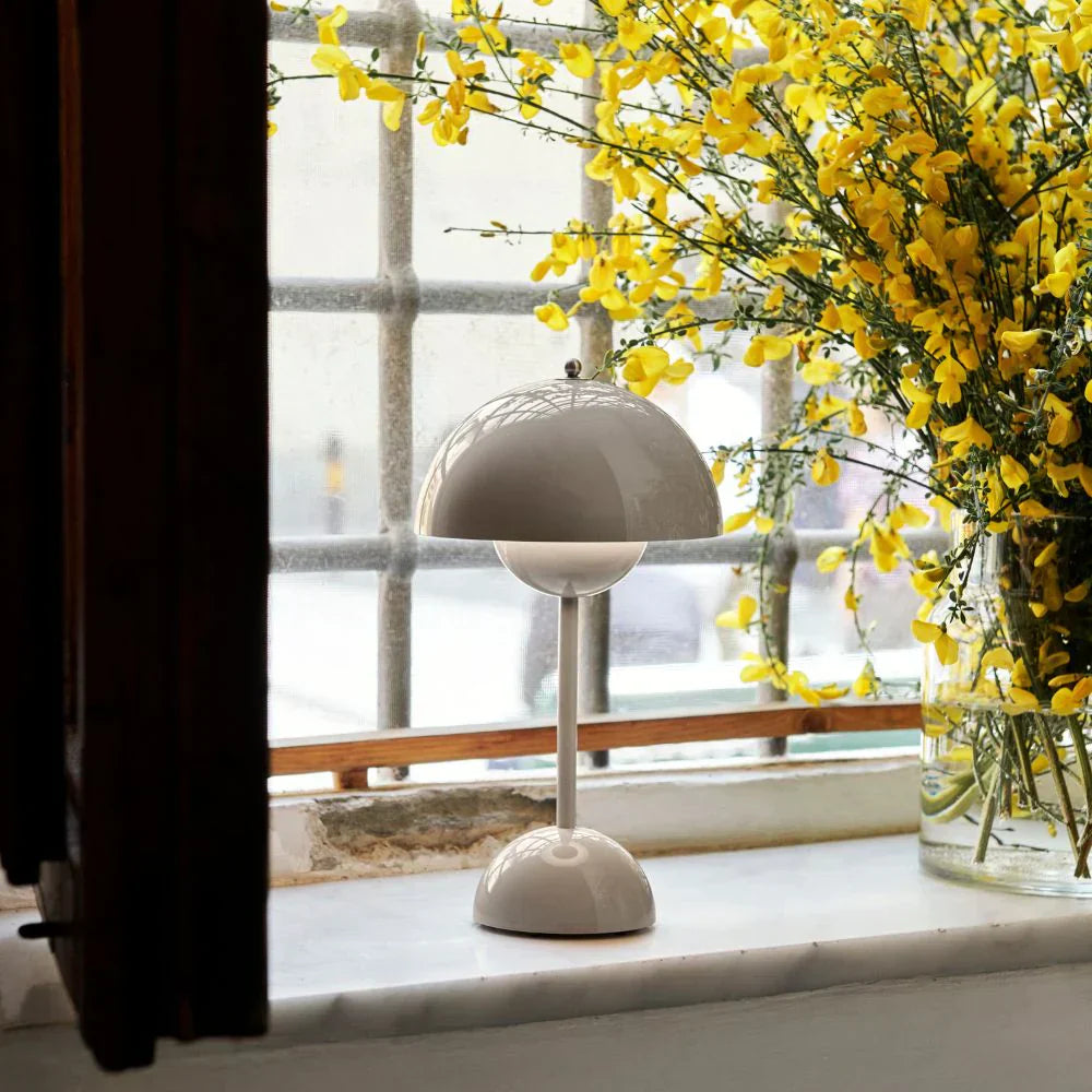LunarGlow - LED stolní lampa pro atmosférické interiéry