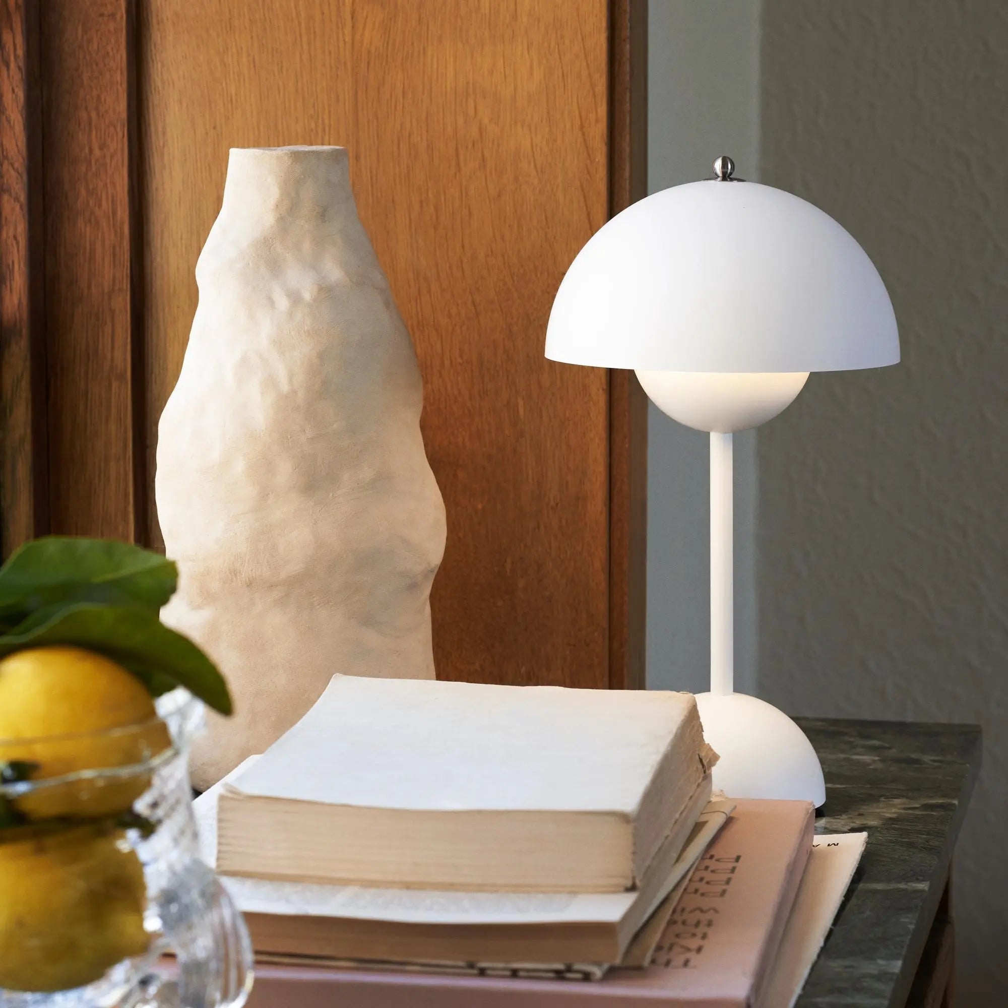 LunarGlow - LED stolní lampa pro atmosférické interiéry