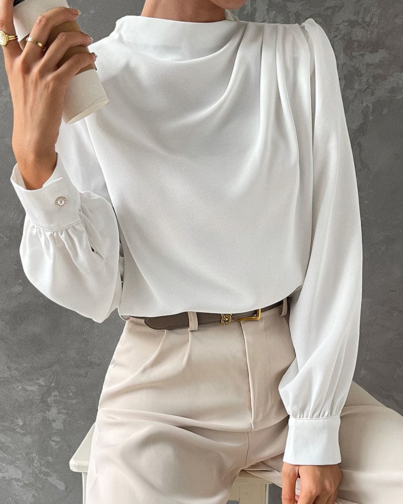Isabella – Elegant bluse med flæser og ståkrave