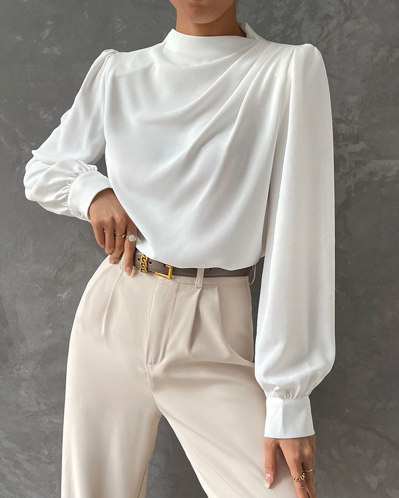 Isabella – Elegant bluse med flæser og ståkrave