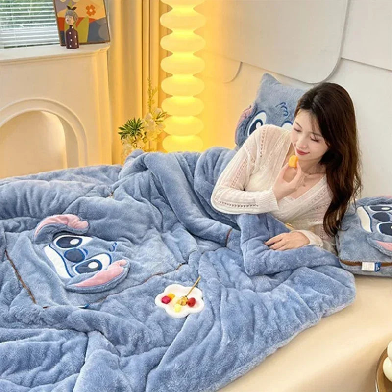 CozyNest – Decke mit Kissen 2-in-1 Plüschdesign – für Zuhause & Reisen