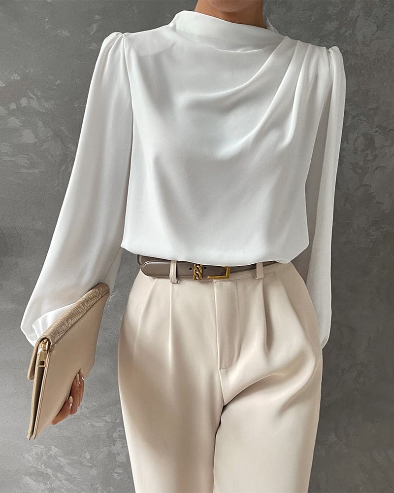 Isabella – Elegant bluse med flæser og ståkrave