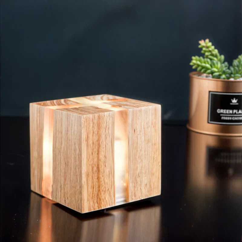 CrackLumen – rustikální stolní lampa s jedinečným skleněným designem