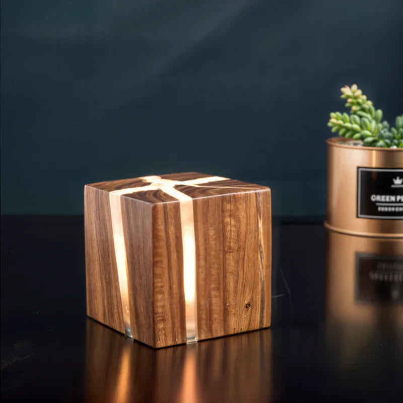 CrackLumen – rustikální stolní lampa s jedinečným skleněným designem