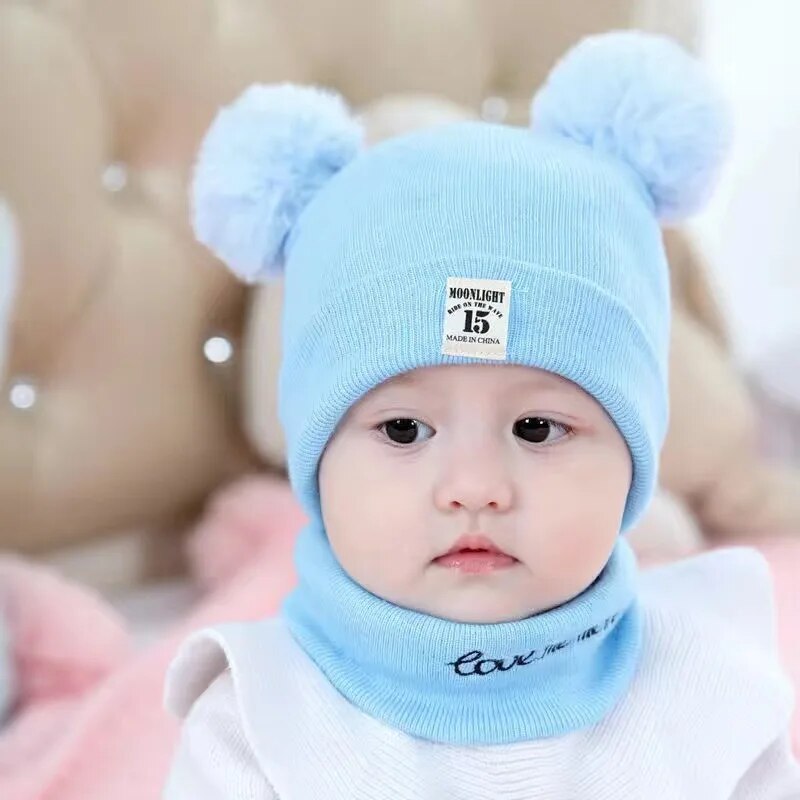 Kinder strikhue med pompon – blødt materiale, behagelig pasform og klassisk design