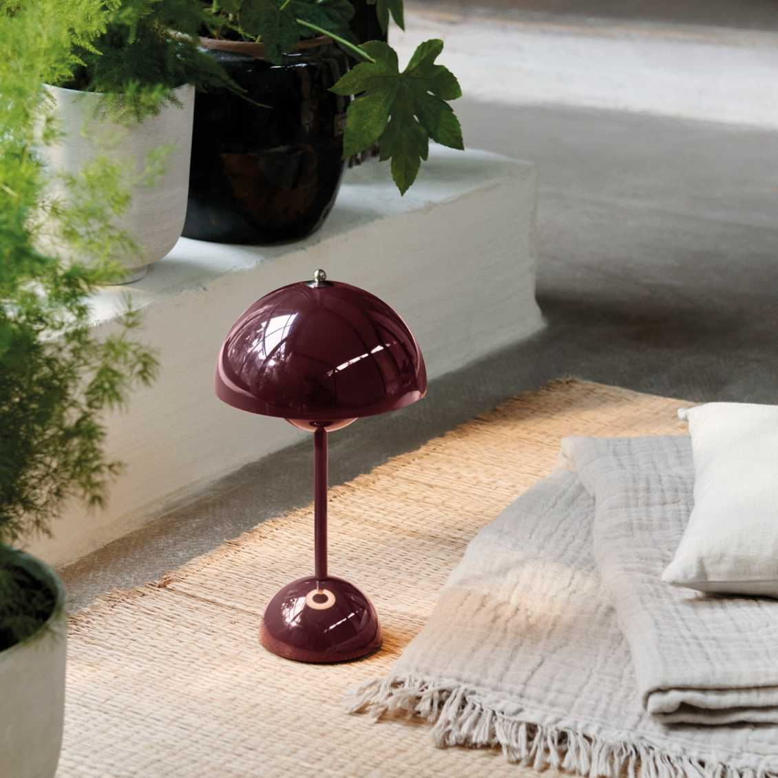 LunarGlow - LED stolní lampa pro atmosférické interiéry