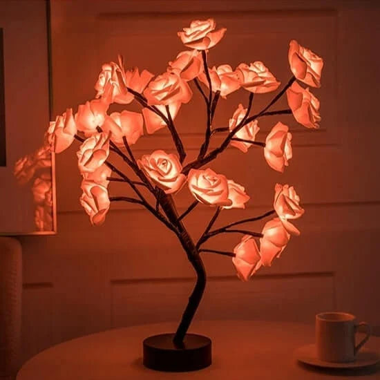 Rosenbaum-Leuchte – kleiner Tischbaum mit leuchtenden Rosenblüten als Krone