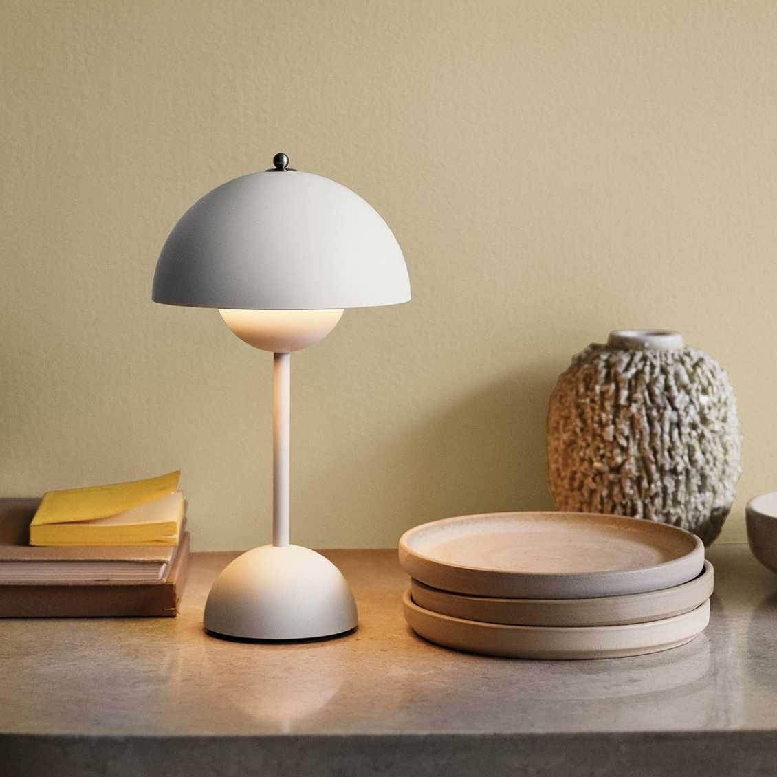 LunarGlow - LED stolní lampa pro atmosférické interiéry